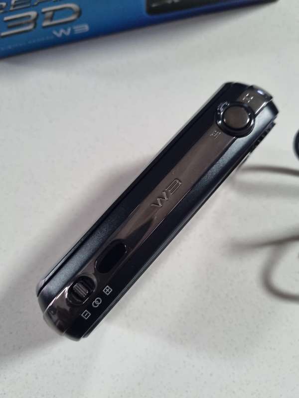 FujiFilm 3D camera (REAL 3D hd video and still camera) in EXCELLENT condition.