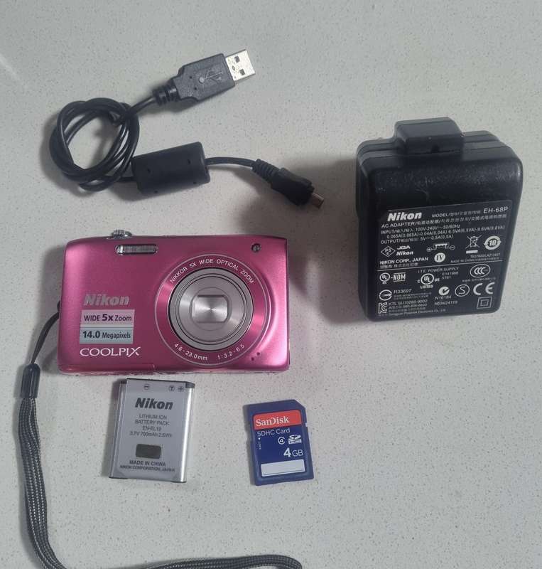Nikon CoolPix digital camera. S3100  14 m/pixel, 5 x optical zoom, in PRESTINE condition