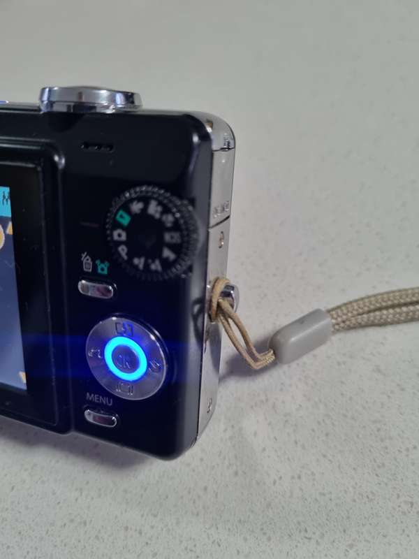 Vivitar digital camera 8320  (8.2 m/pixel, 3 x optical zoom)