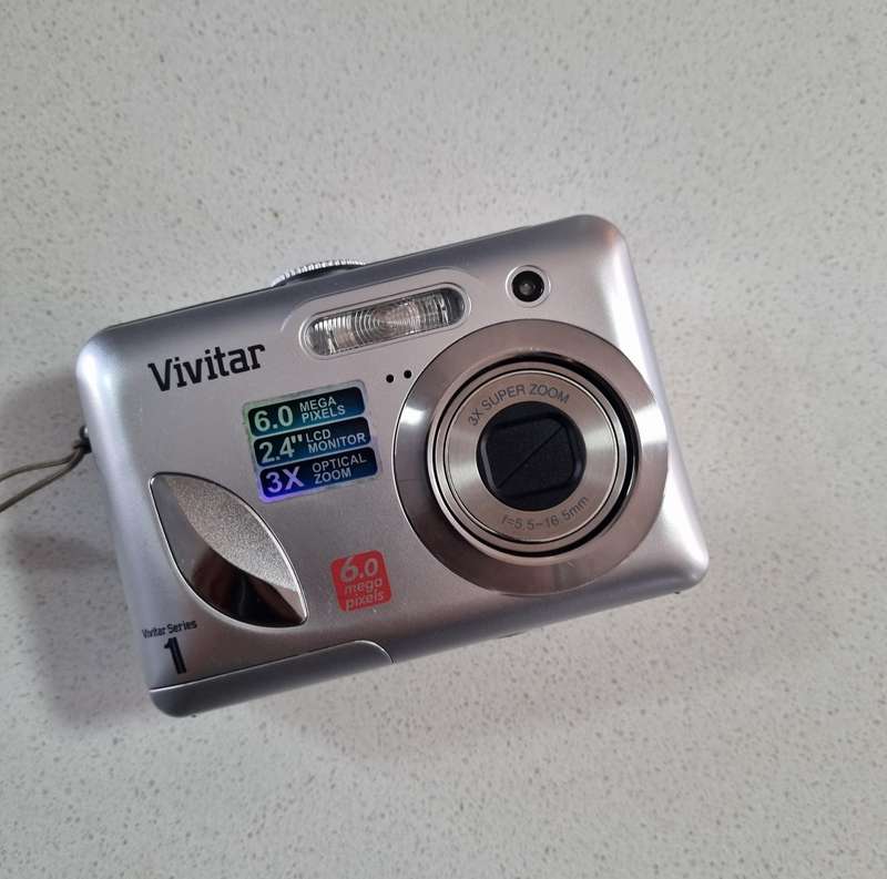 Vivitar digital camera 6324  (6 m/pixel, 3 x optical zoom)