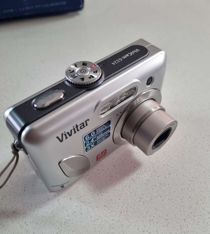 Vivitar digital camera 6324  (6 m/pixel, 3 x optical zoom)