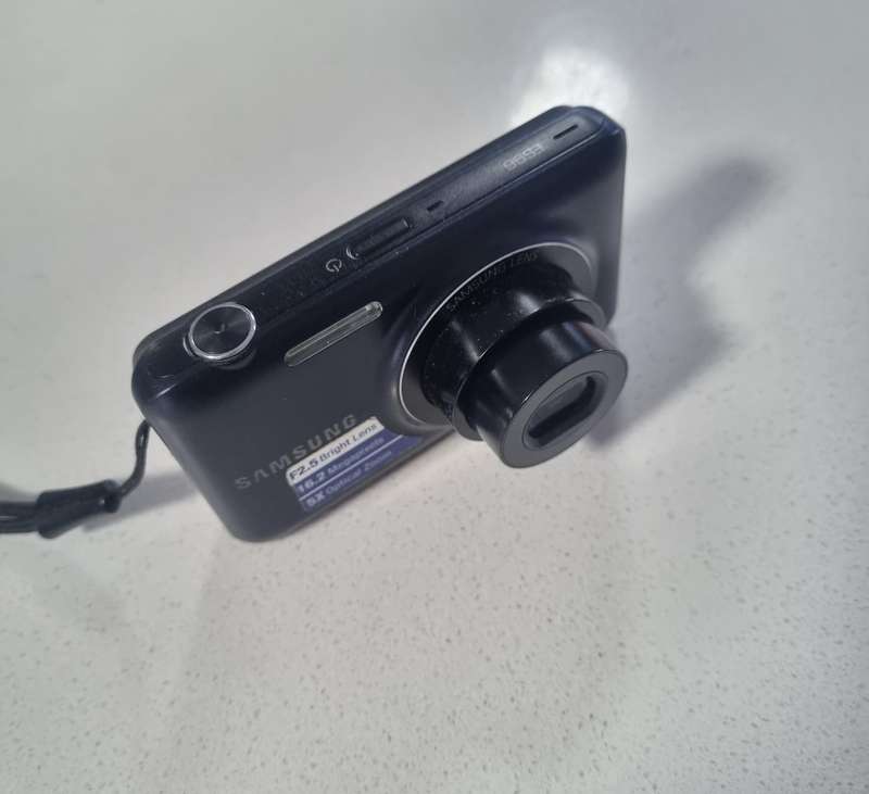 Samsung digital camera ES96  (16.2 m/pixel, 5 x optical zoom, HD movie etc)
