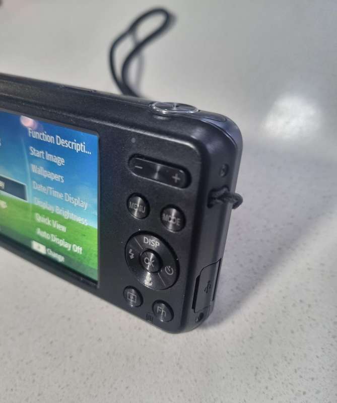 Samsung digital camera ES96  (16.2 m/pixel, 5 x optical zoom, HD movie etc)
