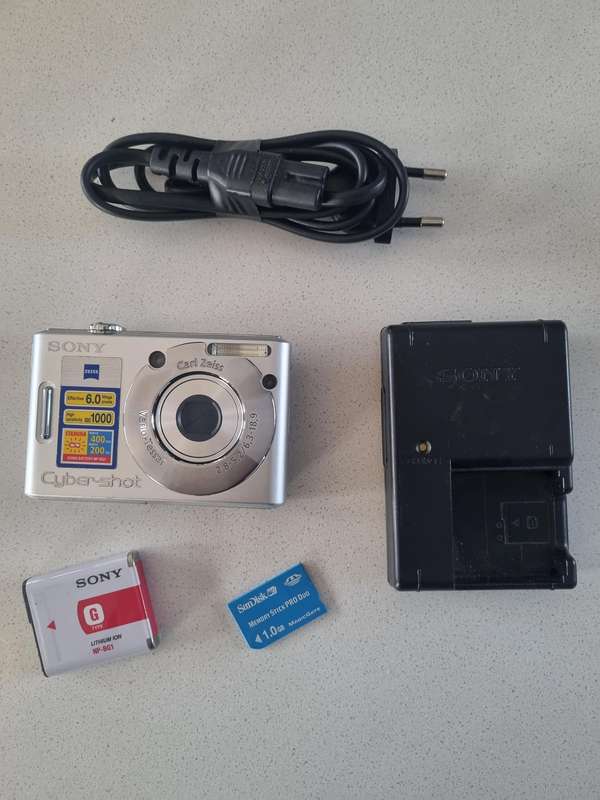 Sony Cybershot digital camera DSC-W30 (6 m/pixel, 3 x optical zoom)