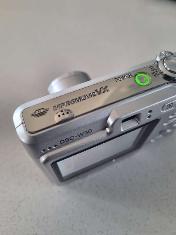 Sony Cybershot digital camera DSC-W30 (6 m/pixel, 3 x optical zoom)