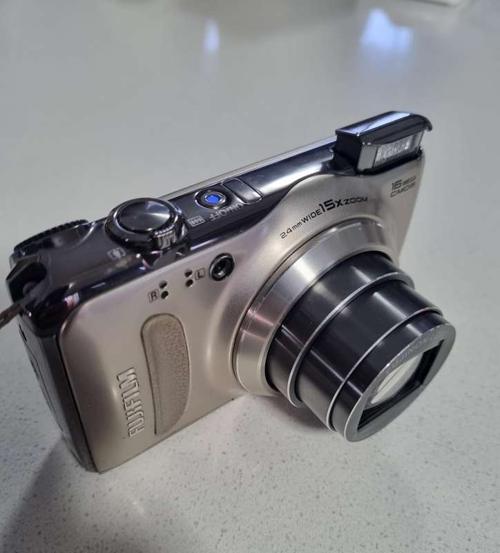 FujiFilm FinePix digital camera F500 EXR 16 m/pixel, MASSIVE 15 x optical zoom, Full HD video.