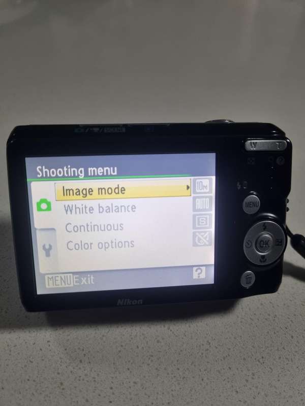 Nikon CoolPix digital camera L20  (10 m/pixel, 3.6 optical zoom)