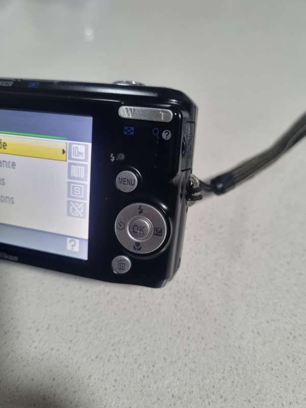 Nikon CoolPix digital camera L20  (10 m/pixel, 3.6 optical zoom)