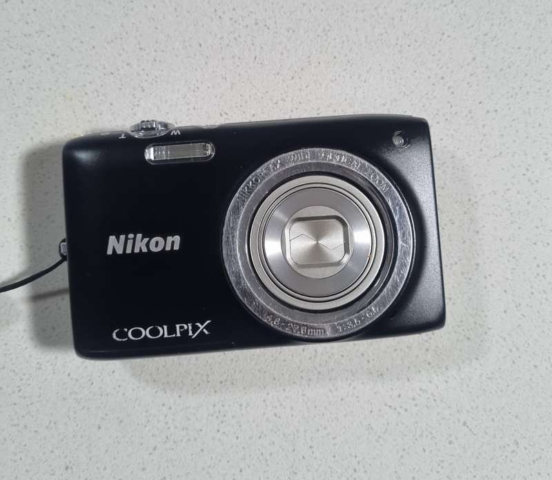 Nikon CoolPix digital camera S2700  (16 m/pixel, 6 x optical zoom)