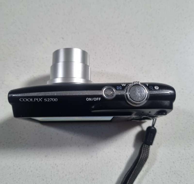 Nikon CoolPix digital camera S2700  (16 m/pixel, 6 x optical zoom)