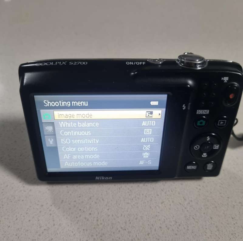Nikon CoolPix digital camera S2700  (16 m/pixel, 6 x optical zoom)