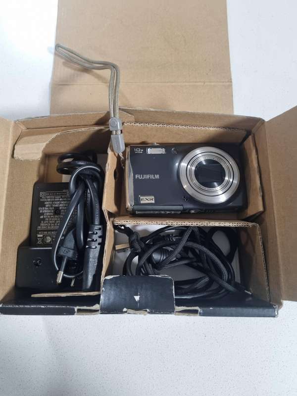 FujiFilm FinePix digital camera F70 EXR (10 m/pixel, 10 x optical zoom)READ DESCRIPTION