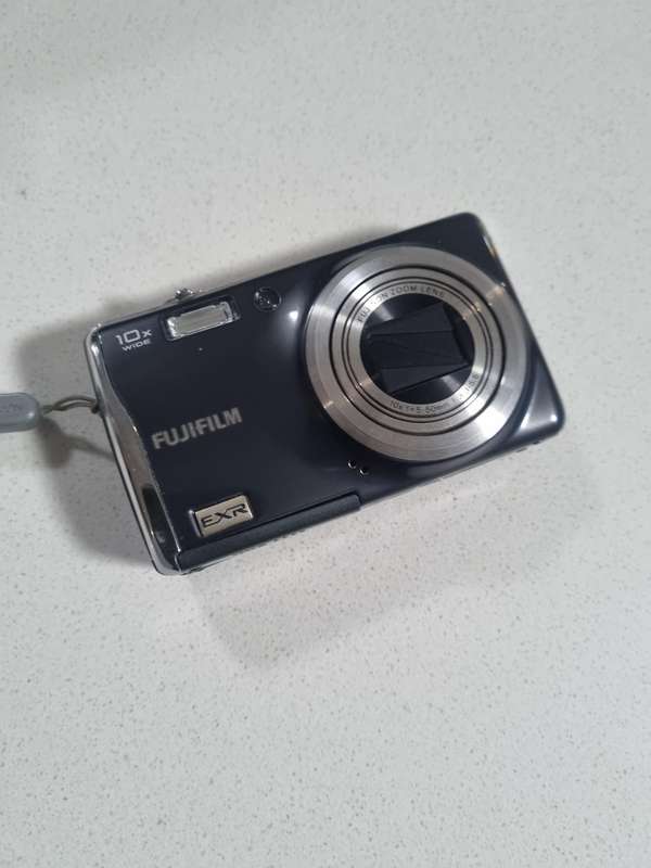 FujiFilm FinePix digital camera F70 EXR (10 m/pixel, 10 x optical zoom)READ DESCRIPTION
