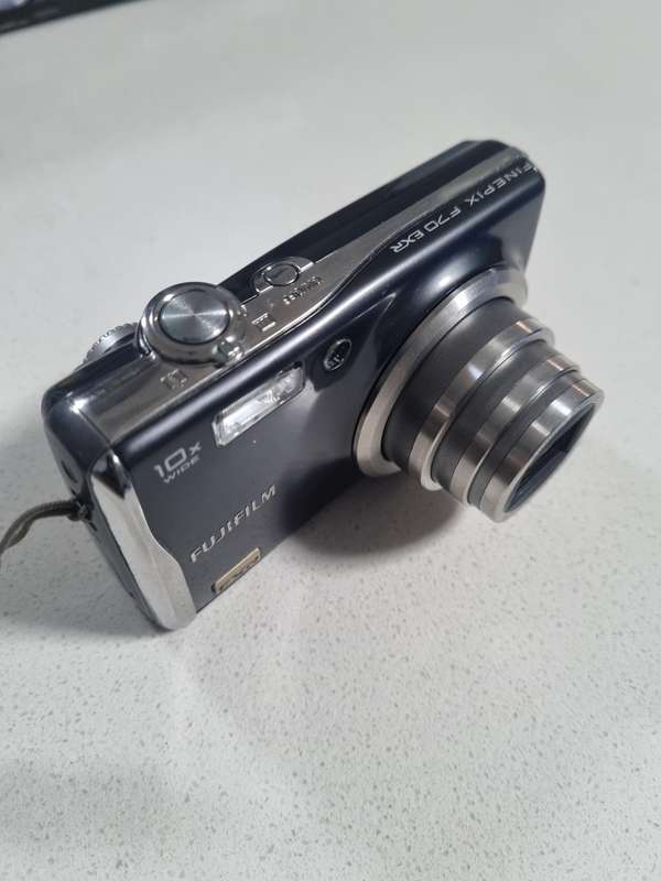 FujiFilm FinePix digital camera F70 EXR (10 m/pixel, 10 x optical zoom)READ DESCRIPTION