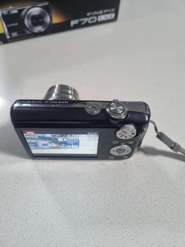 FujiFilm FinePix digital camera F70 EXR (10 m/pixel, 10 x optical zoom)READ DESCRIPTION