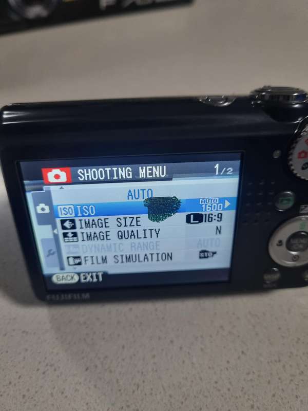 FujiFilm FinePix digital camera F70 EXR (10 m/pixel, 10 x optical zoom)READ DESCRIPTION