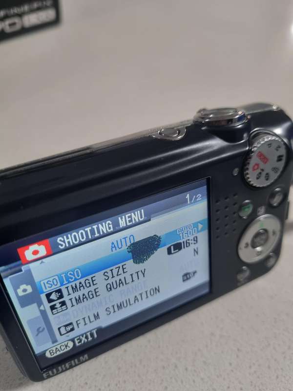 FujiFilm FinePix digital camera F70 EXR (10 m/pixel, 10 x optical zoom)READ DESCRIPTION
