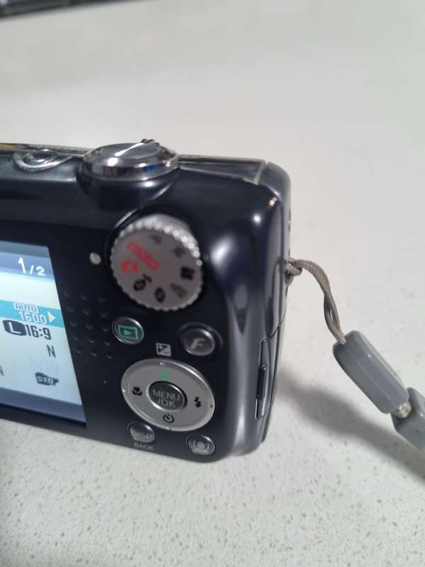 FujiFilm FinePix digital camera F70 EXR (10 m/pixel, 10 x optical zoom)READ DESCRIPTION