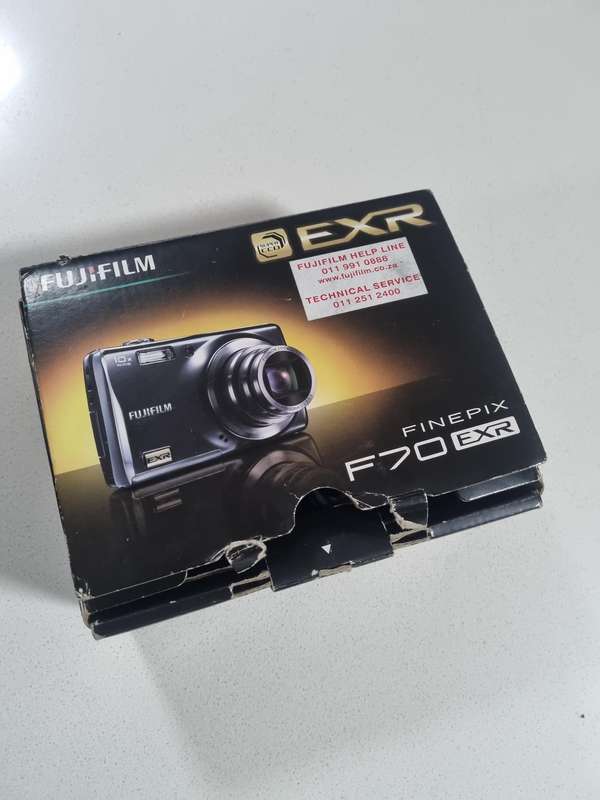 FujiFilm FinePix digital camera F70 EXR (10 m/pixel, 10 x optical zoom)READ DESCRIPTION