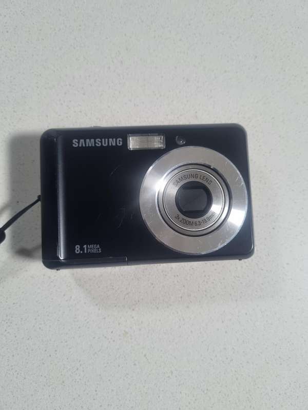 Samsung digital camera ES11  (8.1 m/pixel, 3 x optical zoom)