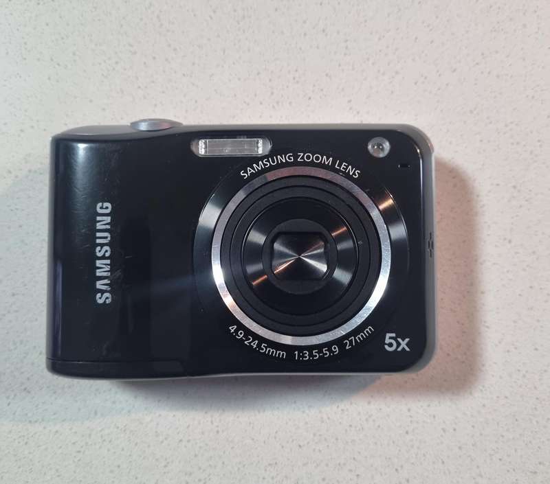 Samsung digital camera ES28  (12.2 m/pixel, 5 x optical zoom)