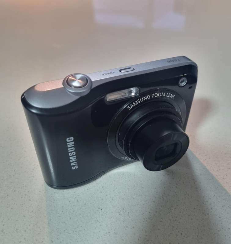 Samsung digital camera ES28  (12.2 m/pixel, 5 x optical zoom)