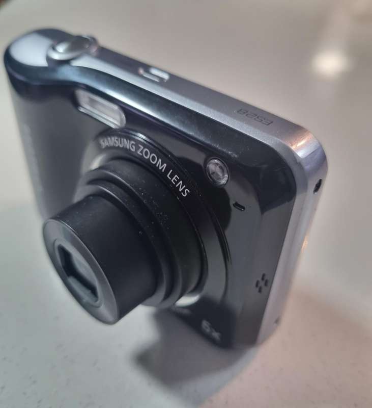 Samsung digital camera ES28  (12.2 m/pixel, 5 x optical zoom)