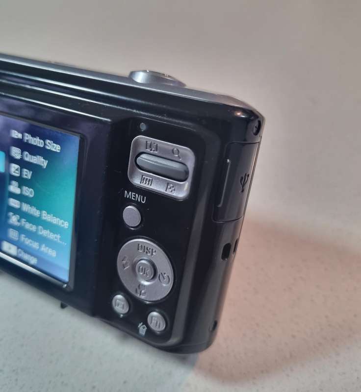 Samsung digital camera ES28  (12.2 m/pixel, 5 x optical zoom)