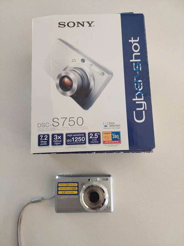 Sony Cybershot digital camera DSC-S750  (7.2 m/pixel, 3 x optical zoom) In EXCELLENT condition