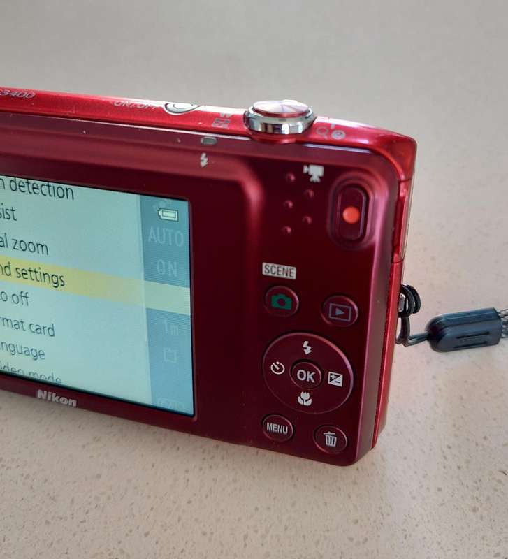 Nikon CoolPix digital camera S3400 (20.1 m/pixel, 7 x optical zoom) In PRESTINE condition