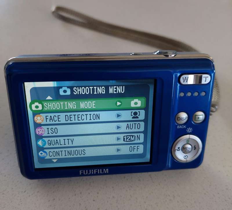 FujiFilm FinePix digital camera J30 (12.2 m/pixel, 3 x optical zoom) In EXCELLENT condition