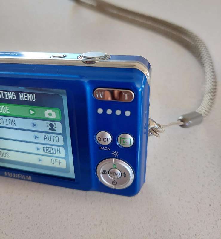 FujiFilm FinePix digital camera J30 (12.2 m/pixel, 3 x optical zoom) In EXCELLENT condition
