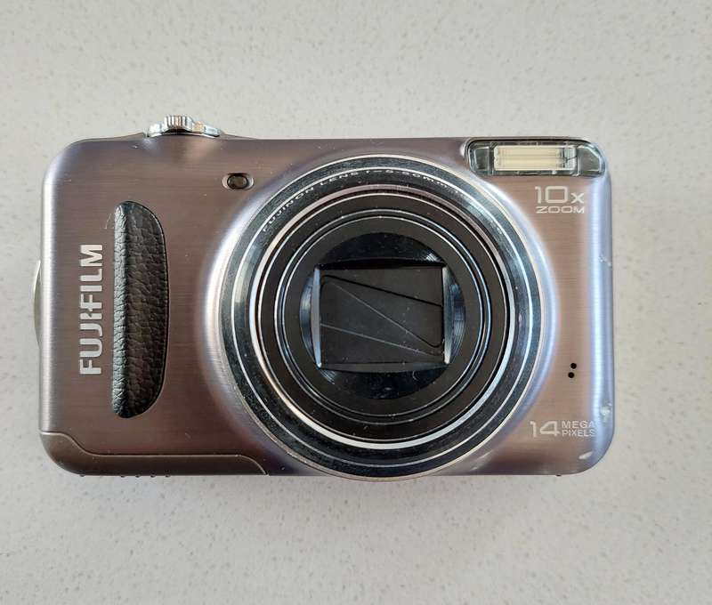 FujiFilm FinePix digital camera T300 (14 m/pixel, a massive 10 x optical zoom)