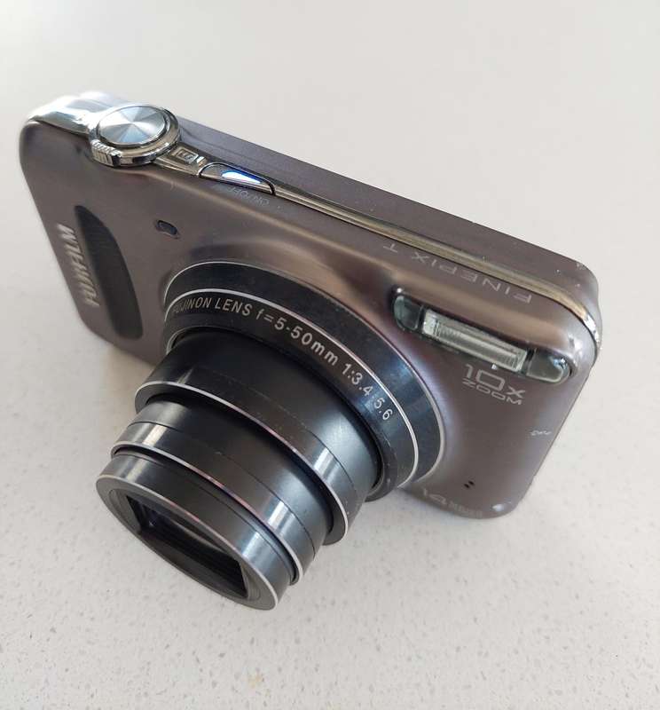 FujiFilm FinePix digital camera T300 (14 m/pixel, a massive 10 x optical zoom)