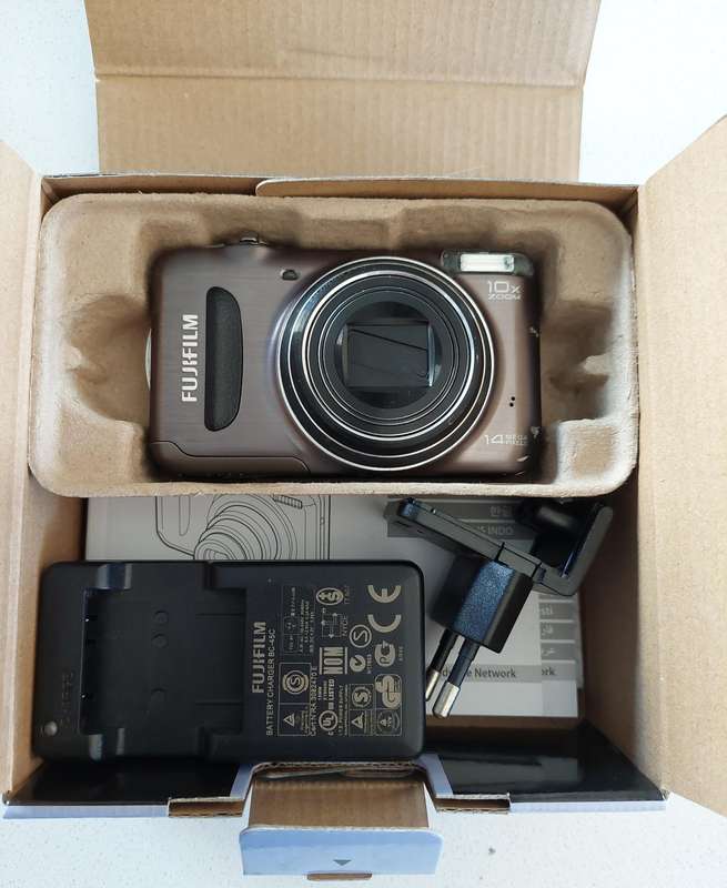 FujiFilm FinePix digital camera T300 (14 m/pixel, a massive 10 x optical zoom)