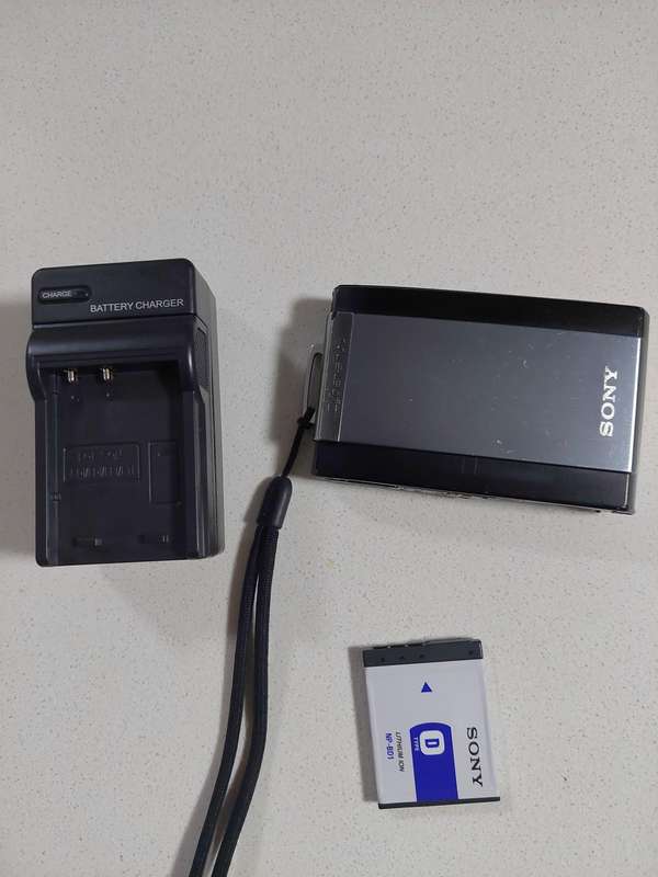 Sony Cybershot digital camera DS C-T300  (Touch Screen, 10.1 m/pixel, 5 x optical zoom)