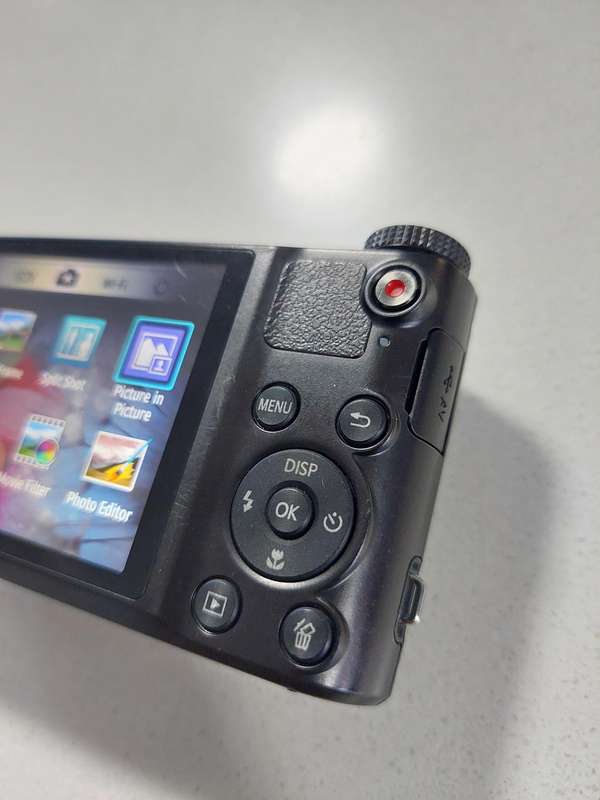Samsung digital camera WB150F (14.2m/pixel, a MASSIVE 18 x optical zoom, wifi, HD video recording)