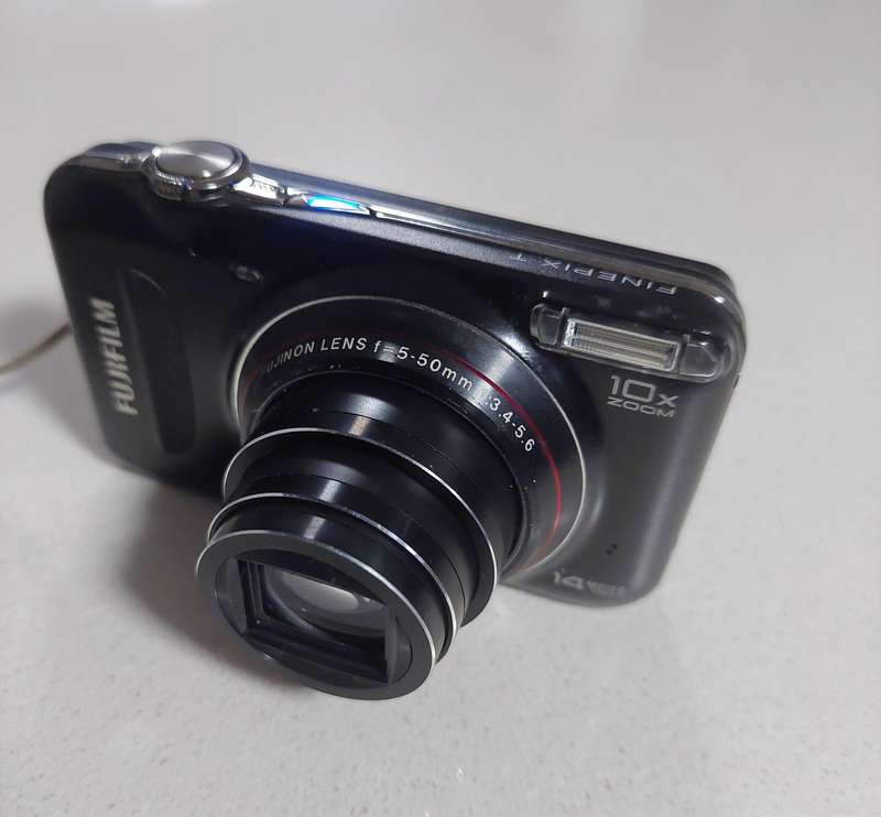 FujiFilm FinePix digital camera T300 (14 m/pixel, 10 x optical zoom, video recording etc)