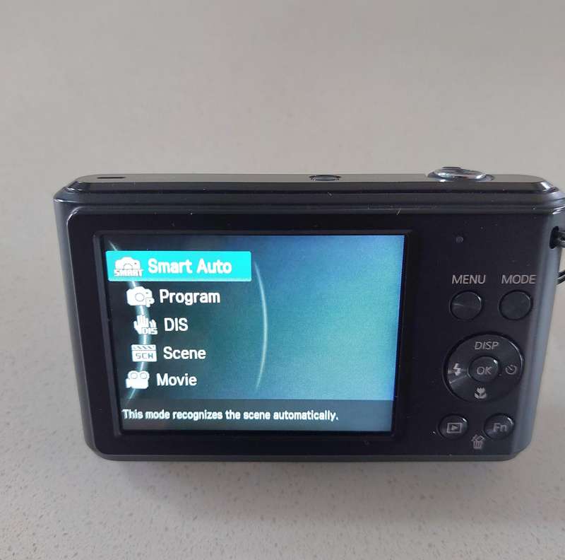 Samsung digital camera ES90  (14.2 m/pixel, 5 x optical zoom, HD video recording)