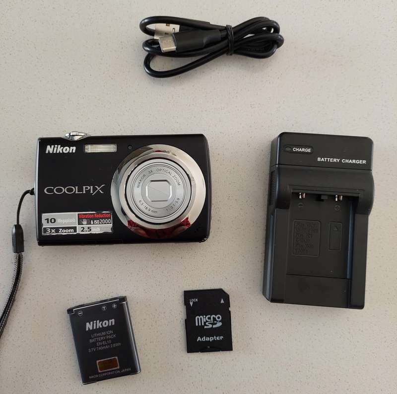 Nikon CoolPix digital camera S220  (10 m/pixel, 3 x optical zoom, video recording)i
