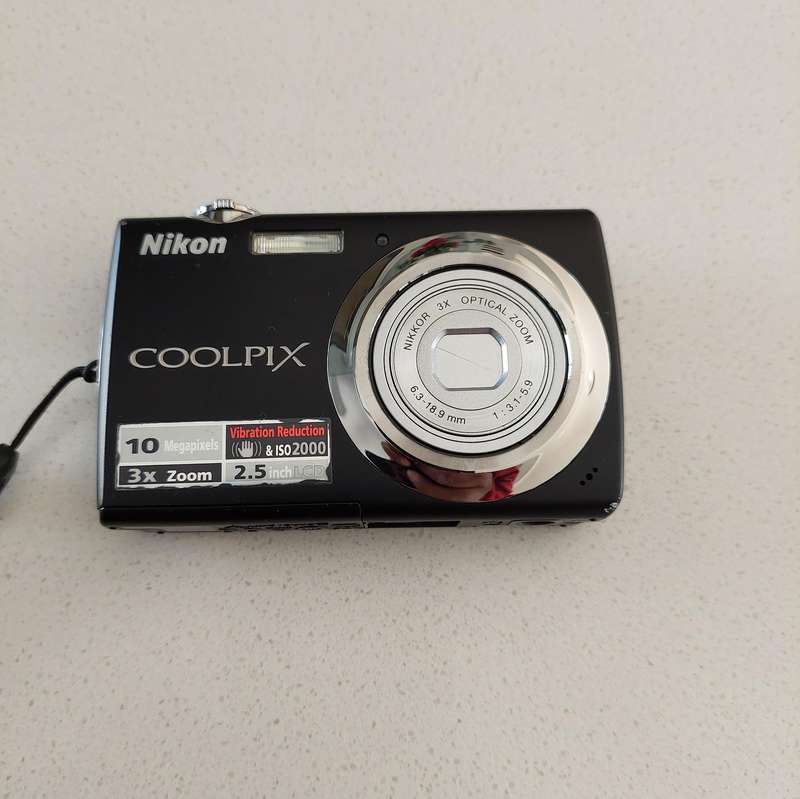 Nikon CoolPix digital camera S220  (10 m/pixel, 3 x optical zoom, video recording)i