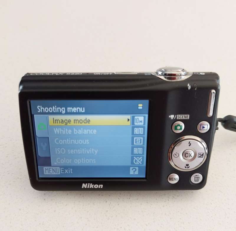 Nikon CoolPix digital camera S220  (10 m/pixel, 3 x optical zoom, video recording)i