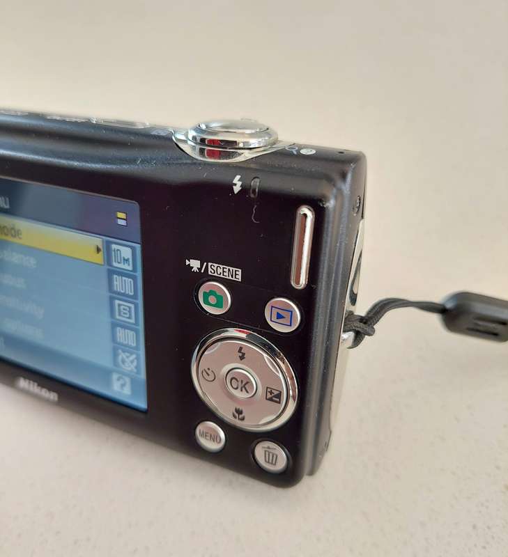 Nikon CoolPix digital camera S220  (10 m/pixel, 3 x optical zoom, video recording)i