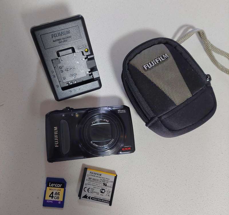 FujiFilm FinePix digital camera F500 EXR (16 m/pixel, a massive 15 x optical zoom, Full HD video)