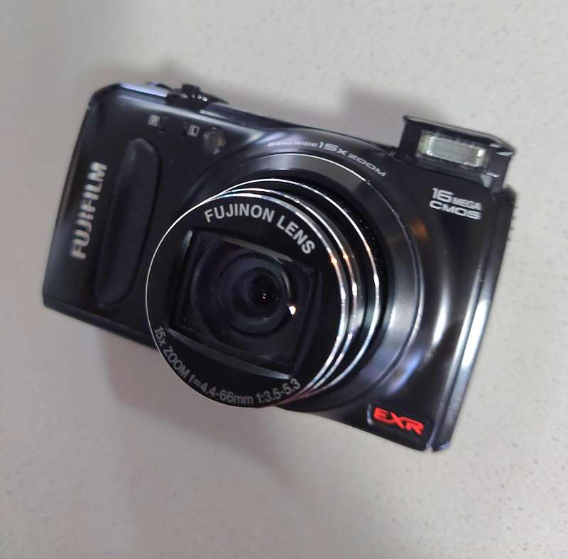 FujiFilm FinePix digital camera F500 EXR (16 m/pixel, a massive 15 x optical zoom, Full HD video)