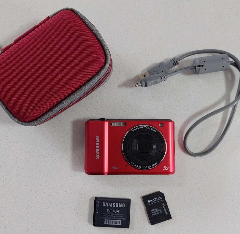 Samsung digital camera ES91 (14.2 m/pixel, 5 x optical zoom, HD video) In PRESTINE condition