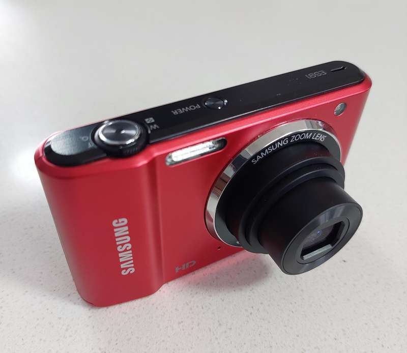 Samsung digital camera ES91 (14.2 m/pixel, 5 x optical zoom, HD video) In PRESTINE condition