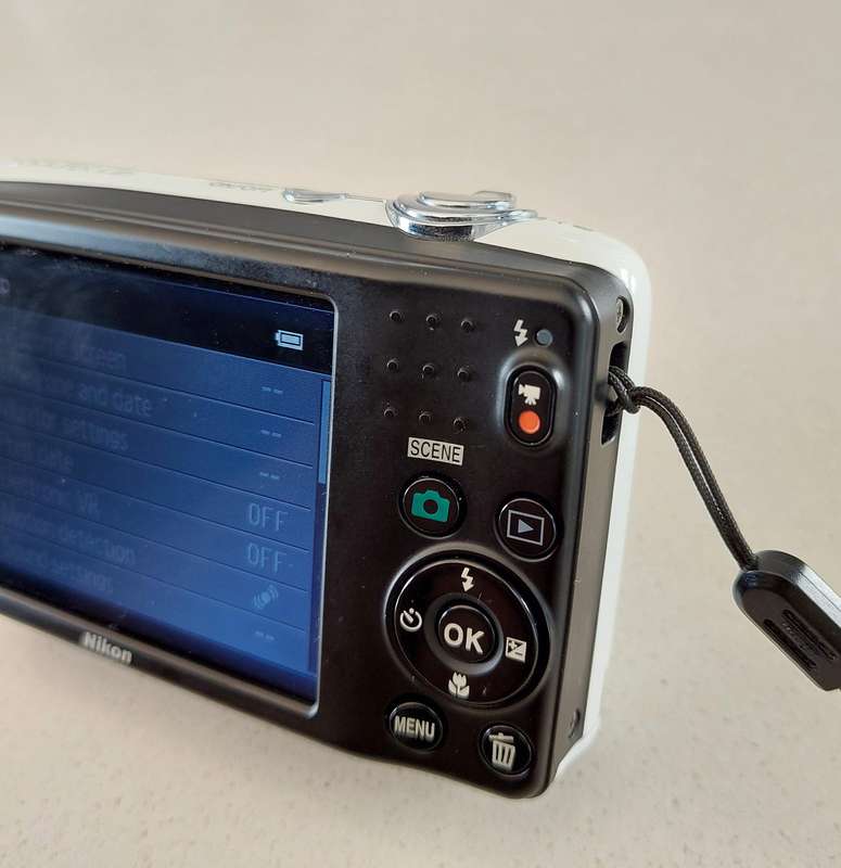 Nikon CoolPix digital camera L25 (10 m/pixel, 5 x optical zoom (in PRESTINE condition)
