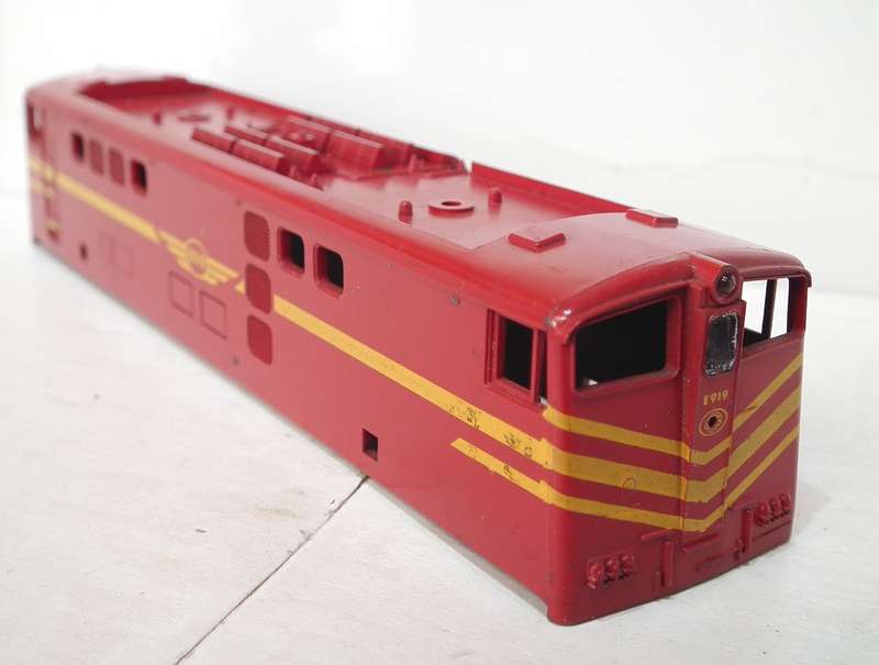 LIMA HO: Red SAR ` Trans Karoo` E5 Locomotive Body in Good condition for Parts or Repair.(Italy)
