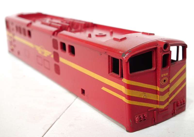 LIMA HO: Red SAR ` Trans Karoo` E5 Locomotive Body in Good condition for Parts or Repair.(Italy)